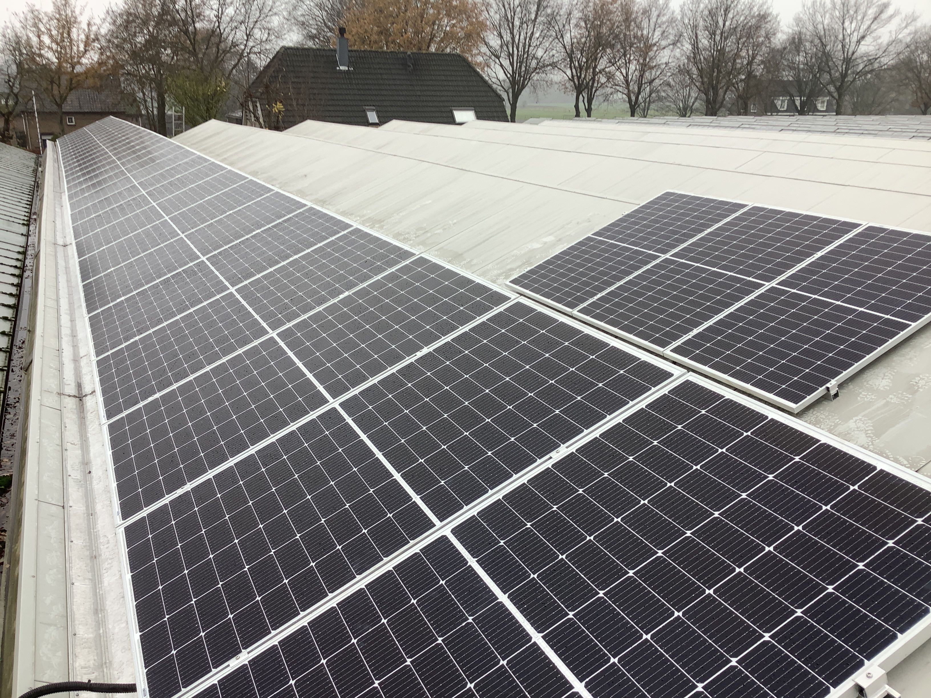 Zonnepanelen op een schuur